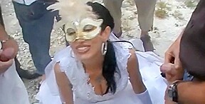 la mariée se fait asperger de sperme et de pisse en bukkake