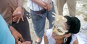la mariée se fait asperger de sperme et de pisse en bukkake