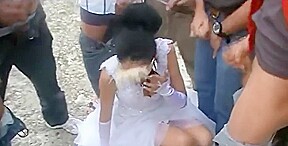 la mariée se fait asperger de sperme et de pisse en bukkake