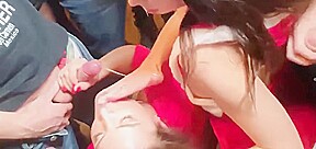 les méres noel se font facialisées en bukkake géant