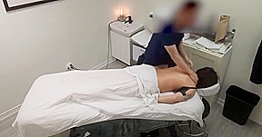 mon masseur me baise sur la table de massage