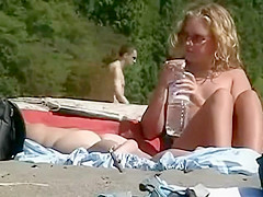 zooms on milf's pussy