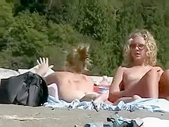 zooms on milf's pussy